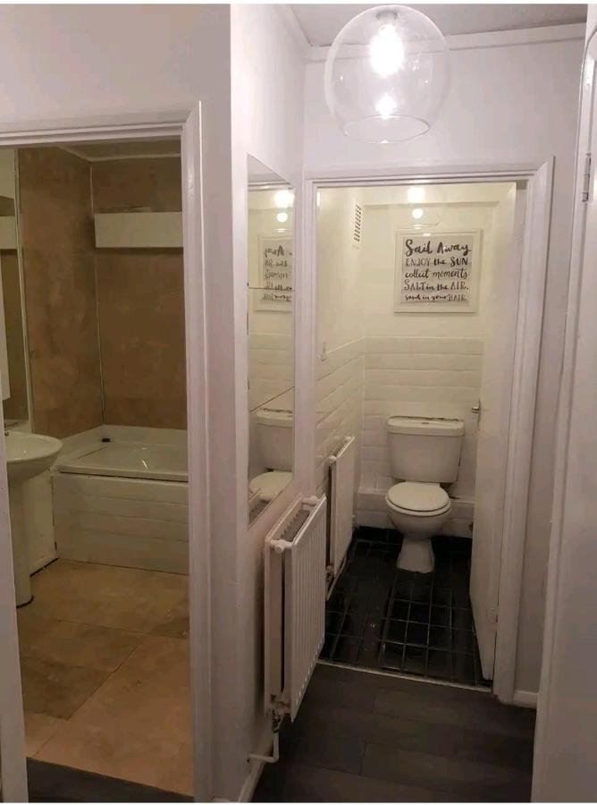 R1 Superking Sized Bed & 65" Tv On The Wall In Clapham Apartment ลอนดอน ภายนอก รูปภาพ
