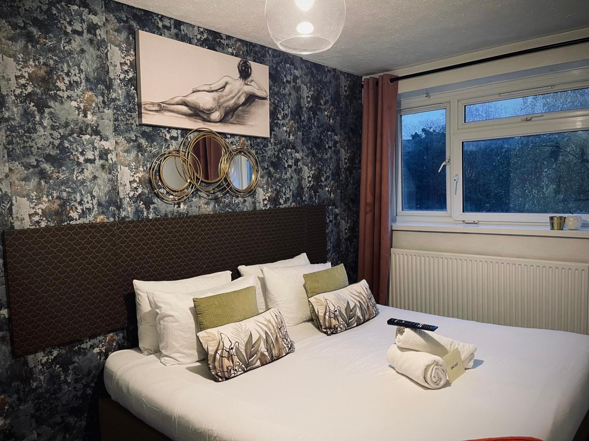 R1 Superking Sized Bed & 65" Tv On The Wall In Clapham Apartment ลอนดอน ภายนอก รูปภาพ