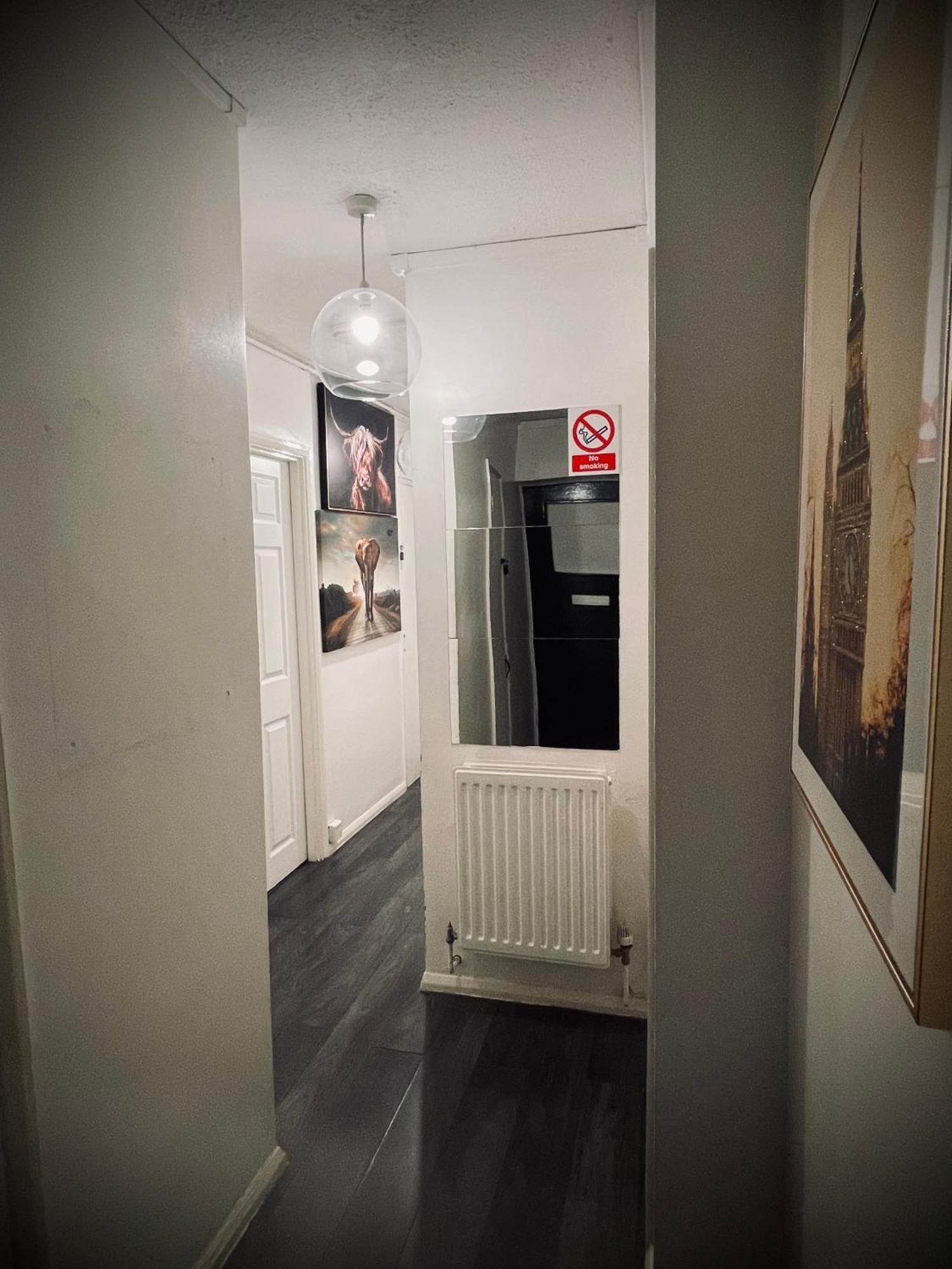 R1 Superking Sized Bed & 65" Tv On The Wall In Clapham Apartment ลอนดอน ภายนอก รูปภาพ