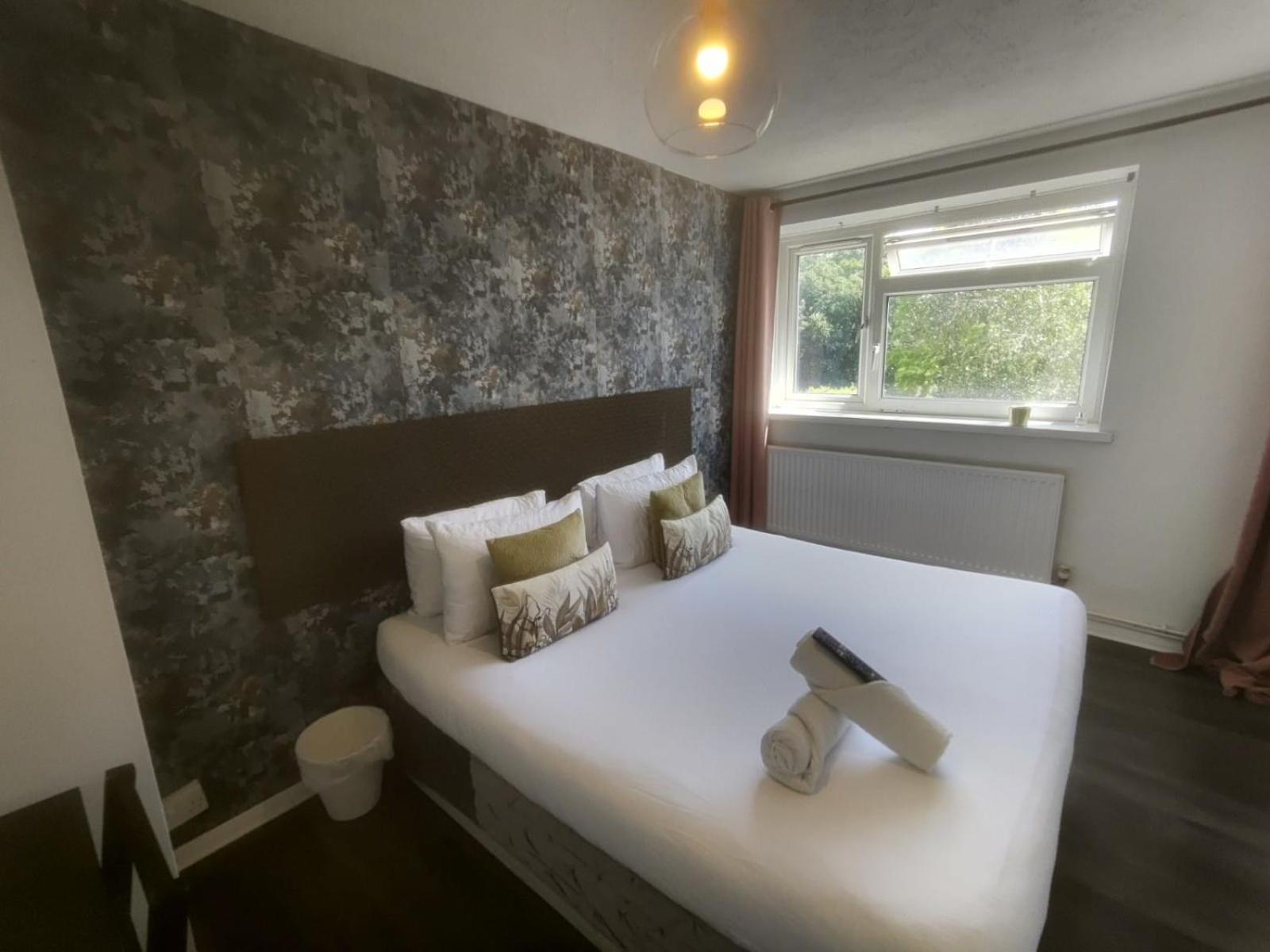 R1 Superking Sized Bed & 65" Tv On The Wall In Clapham Apartment ลอนดอน ภายนอก รูปภาพ