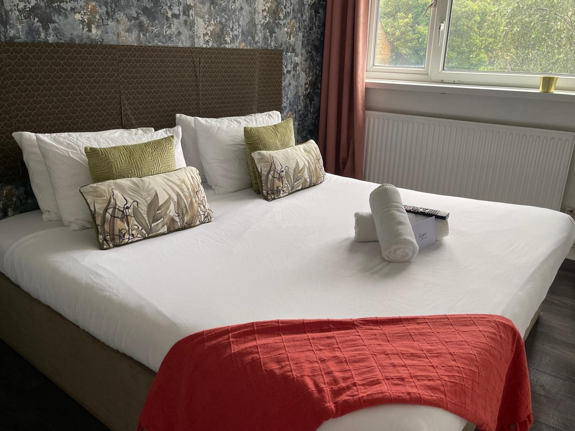 R1 Superking Sized Bed & 65" Tv On The Wall In Clapham Apartment ลอนดอน ภายนอก รูปภาพ